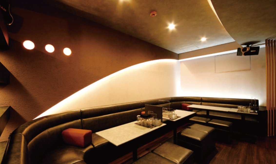 Snack Violet 店内の様子 — 落ち着いた照明と上質なソファ席